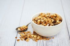 7 Cara Membuat Granola Mudah, Bikin Sendiri di Rumah