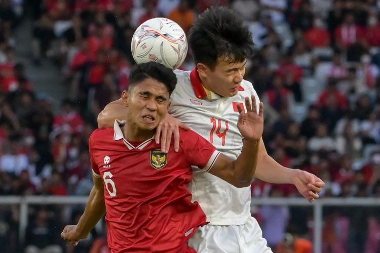 Duel gelandang timnas Indonesia Marselino Ferdinan dengan pemain timnas Vietnam Nguyen Hoang Duc pada laga semifinal Piala AFF 2022 di Stadion GBK, Jakarta, pada 6 Februari 2023.