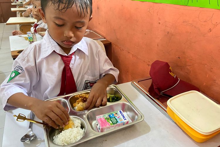 Rozak, siswa SDN Larangan saat menyantap makan bergizi gratis dj kelas, Senin (5/1/2025)