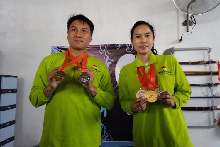Agus Haryono (kiri) an Teti Elia Utji menunjukkan medali emas dari kejuaraan Tai Chi di China.