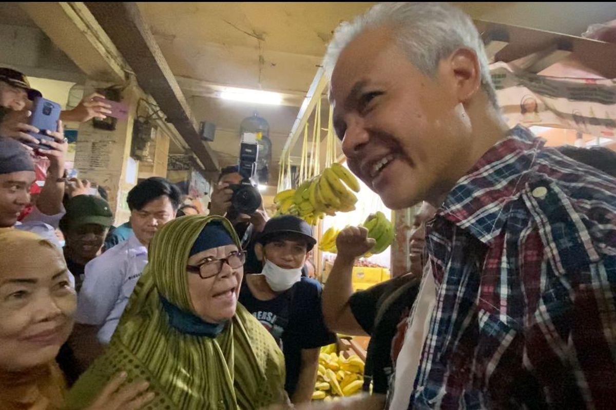 Bakal calon Presiden Ganjar Pranowo saat blusukan di Pasar Anyar Bahari, Warakas, Tanjung Priok, Jakarta Utara pada Sabtu (24/6/2023).