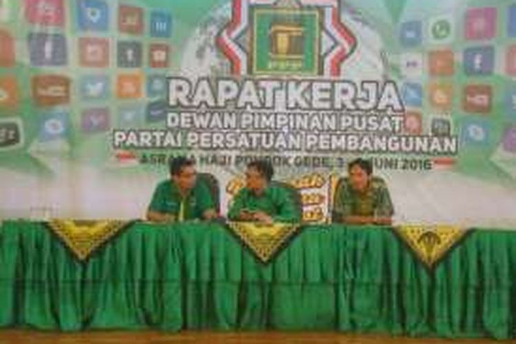 Wasekjen DPP PPP Achmad Baidowi (kiri) dan Ketua DPP PPP Qoyum Abdul Jabar (tengah) saat memberikan keterangan atas hasil Rapat Kerja DPP PPP di Asrama Haji, Jakarta, Minggu (5/6/2016).