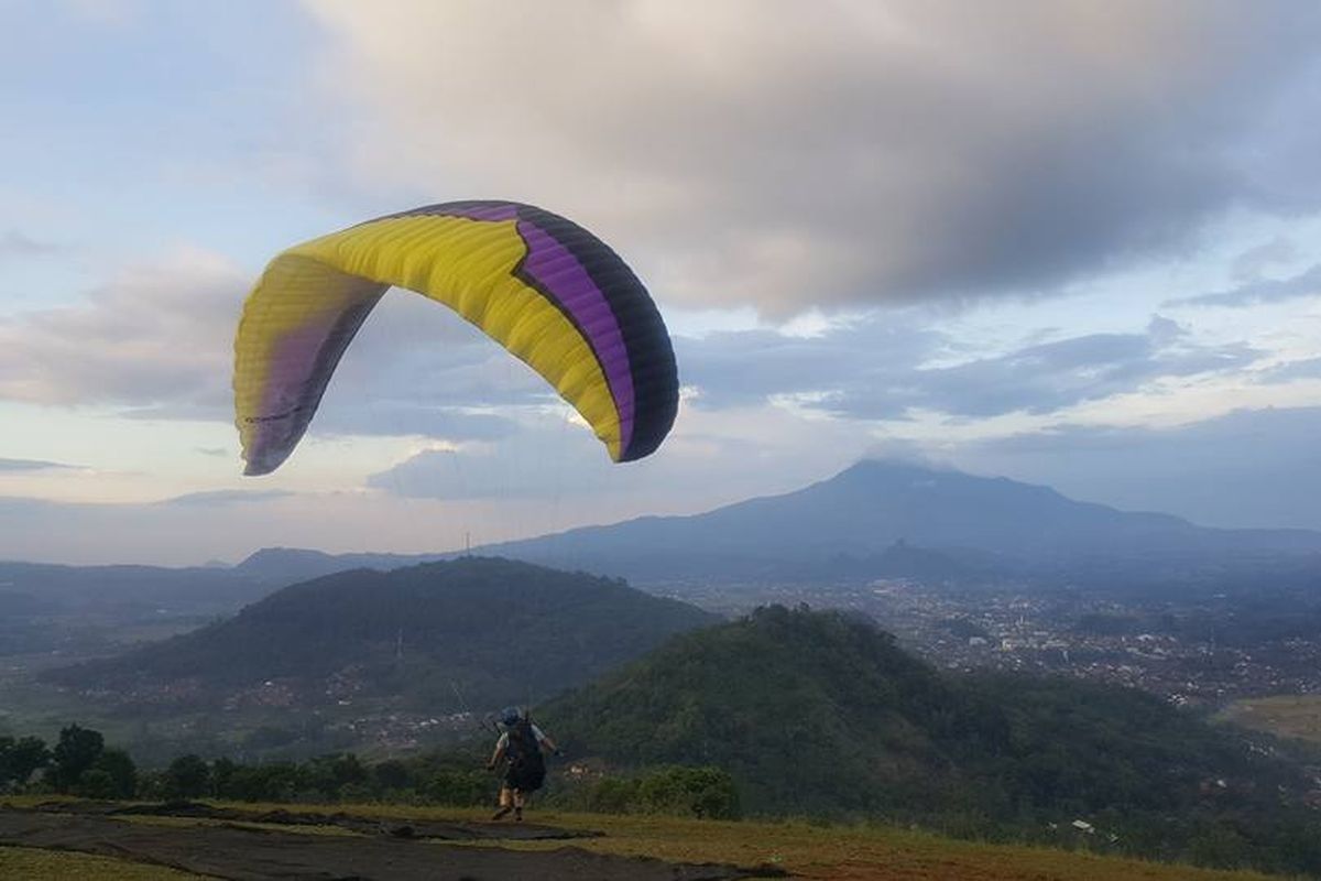 Wisata paralayang di Sumedang, Jawa Barat.