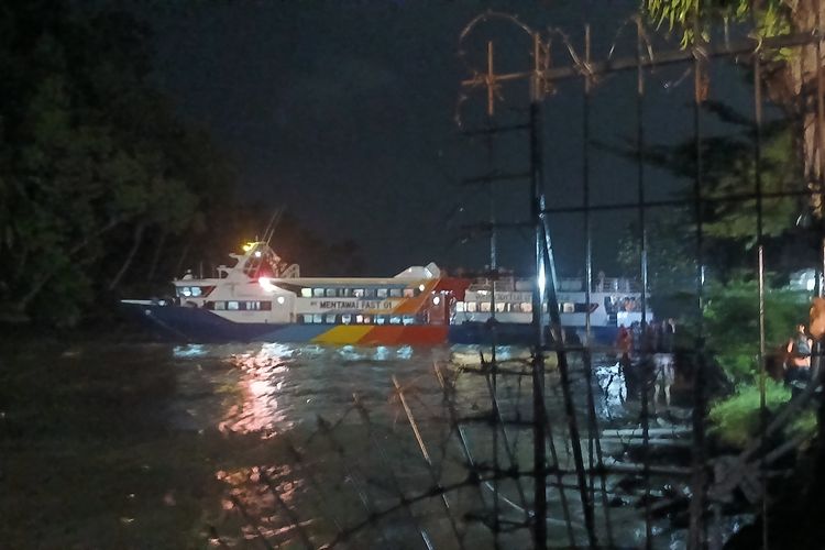 Kapal Mentawai Fast Terjebak di Muaro Padang, 290 Penumpang Belum Bisa Bersandar