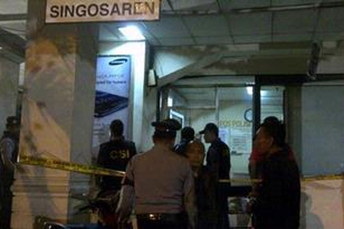 Lokasi penembakan oleh orang yang tak dikenal di Pos Polisi Singosaren, kompleks pertokoan Matahari Singosaren, Jalan dr Radjiman, Kota Solo, Kamis (31/8/2012) malam. 