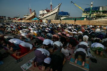 Warga Ikuti Shalat Idul Fitri di Pelabuhan Sunda Kelapa 