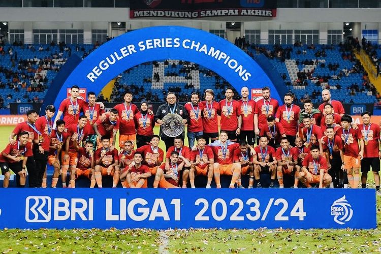 Borneo FC foto bersama usai menerima gelar juara reguler series Liga 1 2023-2024 di Stadion Batakan Balikpapan, Minggu (21/4/2024) malam.