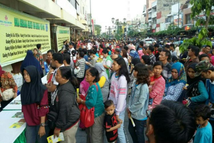 Masyarakat yang ada di Malioboro saat mengantre gudeg untuk berbuka.