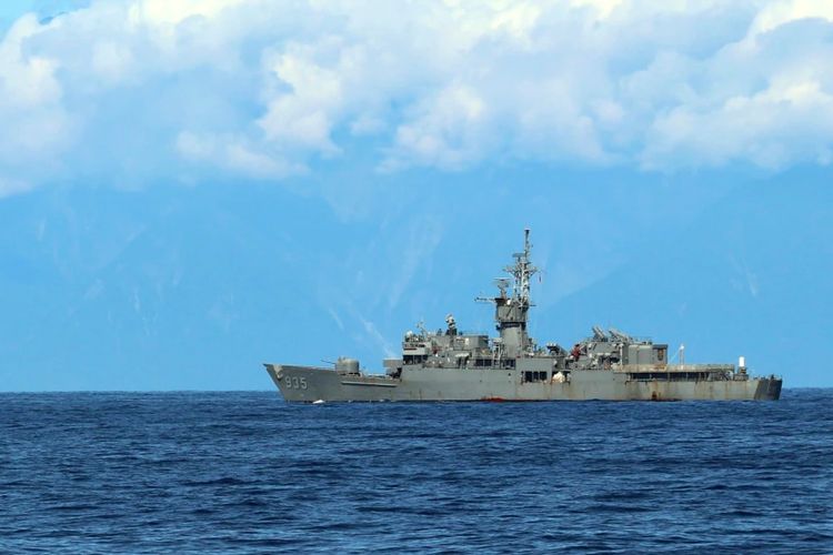 Kapal perang Lan Yang milik Taiwan terlihat dari dek kapal militer China dalam latihan militer yang dilakukan oleh tentara China di wilayah perairan dekat Taiwan pada 5 Agustus 2022. 