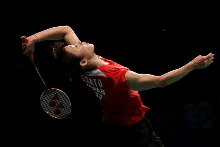 Pemain tunggal putri Jepang, Sayaka Sato bertanding melawan pemain tunggal putri Korea Selatan, Sung Ji Hyun pada pertandingan final BCA Indonesia Open Super Series Premier 2017 di Plenary Hall, Jakarta Convention Center, Minggu (18/6/2017). Sayaka Sato juara tunggal putri setelah menang dengan skor 21-13 17-21 21-14. KOMPAS IMAGES/KRISTIANTO PURNOMO