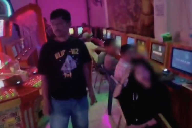 Momen Polisi Bongkar Judi Berkedok Game Center, Poin Bisa Ditukar Emas