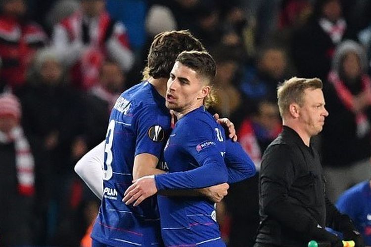 Jorginho menyelamati Marcos Alonso seusai laga Slavia Praha vs Chelsea dalam perempat final Liga Europa di Stadion Sinobo, 11 April 2019. 