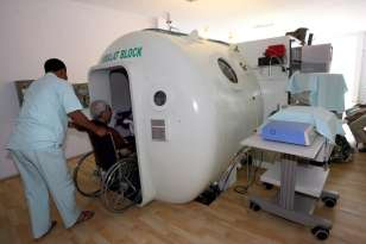 Seorang pasien memasuki chamber atau ruang udara bertekanan tinggi di Hyperbaric Centre, Rumah Sakit TNI AL, Dr. Mintohardjo, Jakarta, Rabu (31/5/2006). Walau awalnya merupakan terapi bagi para penyelam yang mengalami  keracunan nitrogen akibat dekompresi, namun secara klinis sejak tahun 1800 telah digunakan  secara umum untuk terapi berbagai masalah kesehatan seperti stroke, vertigo, asma, dll.