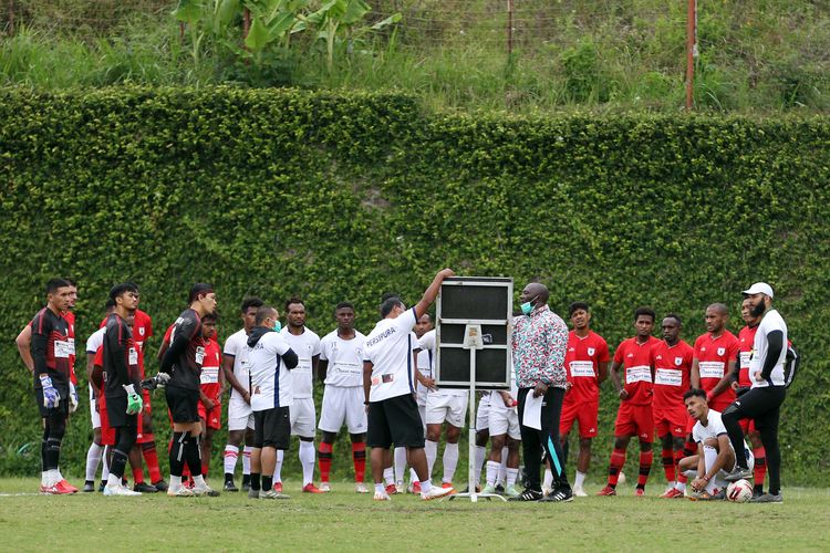 Pelatih asal Brasil, Jacksen F Tiago sedang memberi arahan pada pemain Persipura Jayapura untuk persiapan Liga 1 2021-2022 di Lapangan Agrokusuma Batu, Jawa Timur, Kamis (19/8/2021) sore.