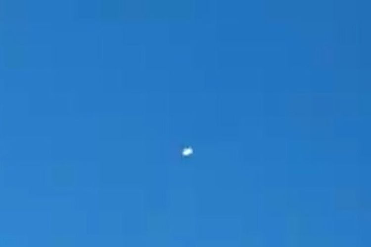 Benda putih misterius melayang di langit Pakistan pada Sabtu (23/1/2021) dan diduga UFO.