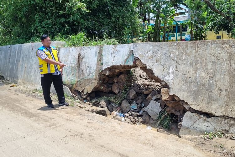 Pegawai BBWS Pemali Juana mengecek lokasi tanggul jebol dari DAS Plumbon di Mangkang Kulon, Semarang, Jumat (3/3/2023).