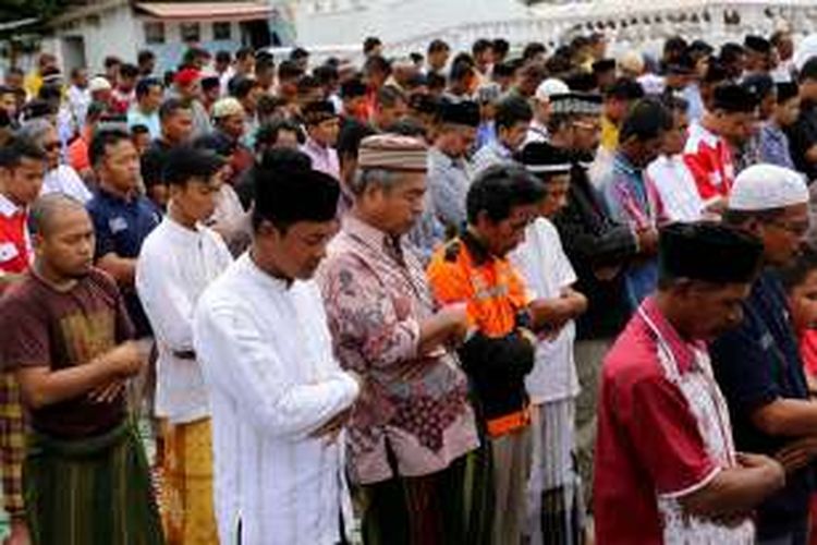 Warga melaksanakan sholat Jumat di halaman Masjid Jamik Quba, Pidie Jaya, Aceh, Jumat (9/12/2016). Warga melaksanakan Salat Jumat di halaman masjid dikarenakan robohnya masjid akibat gempa berkekuatan 6,5 SR di Pidie Jaya.