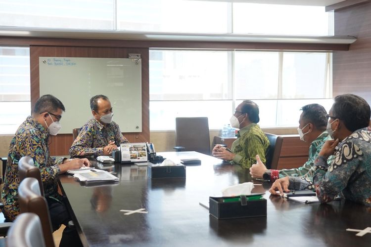 Direktur Jenderal Perumahan Kementerian PUPR, Iwan Suprijanto menerima audiensi Direktur Utama Perum Perumnas, Budi Saddewa Soediro di Kantor Kementerian PUPR, Rabu (5/1/2022).
