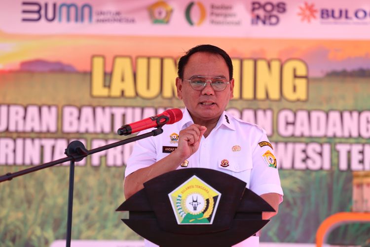 Penjabat (Pj) Gubernur Sulawesi Tenggara (Sultra) Andap Budhi Revianto telah menyalurkan cadangan pangan pemerintah (CPP) berupa beras untuk tahap pertama kepada 219.428 Keluarga Penerima Manfaat (KPM), di Gedung Bulog Punggaloba, Kota Kendari, Selasa (30/1/2024).