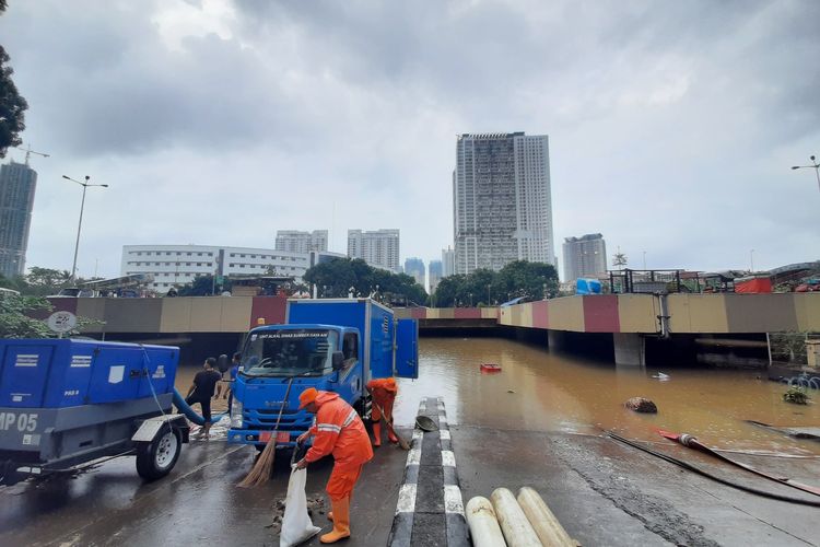 Underpass Gandhi di Kemayoran, Jakarta Pusat masih terendam 10 hingga 250 cm, Sabtu (25/1/2020)