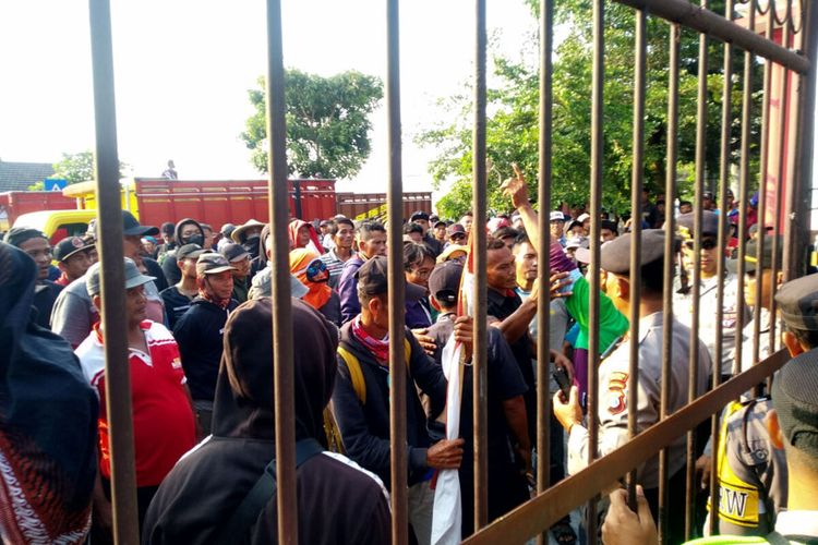 Ratusan peserta unjuk rasa di depan Kantor DPRD Kabupaten Blitar berusaha masuk ke area Gedung DPRD untuk mengajak perwakilan mereka segera membubarkan diri, Selasa (31/10/2023) sore.