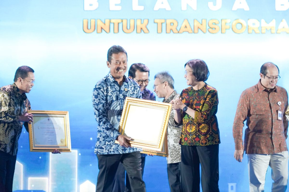 Menteri KP Sakti Wahyu Trenggono menerima penghargaan Kinerja Anggaran Terbaik 2022 dari Kemenkeu, Rabu (17/5/2023).