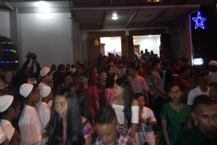 Pelaksanaan ibadah Natal di sejumlah gereja di Kota Ambon ikut dijaga oleh pemuda masjid dan sejumlah warga bergama Hindu, Minggu (24/12/2017) 