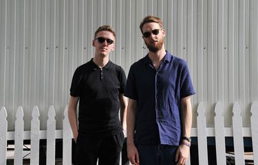 Duo musisi James Hatcher (kiri) and Andy Clutterbuck yang tergabung dalam Honne berpose di 2017 Panorama Music Festival di Randalls Island, New York City, pada 28 Juli 2017.  