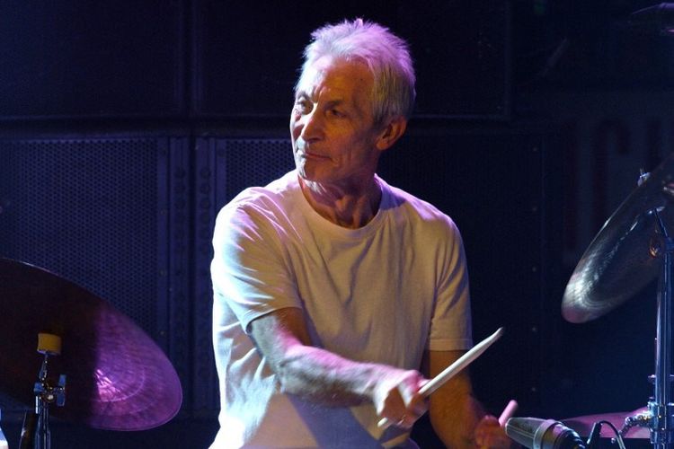 Drummer band Rolling Stones Charlie Watts ketika tampil di Perancis pada 12 Juli 2003. Charlie Watts meninggal dunia pada 24 Agustus 2021 di usia 80 tahun. 