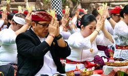 Lestarikan Budaya dan Tradisi, Bupati Tabanan Pimpin Bhakti Penganyar di 2 Pura Suci di Jatim