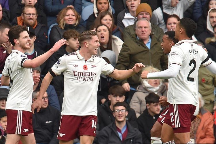Viktor Gyokeres merayakan gol dengan rekan satu timnya dalam pertandingan sepak bola Liga Inggris antara Burnley vs Arsenal di Turf Moor di Burnley, barat laut Inggris pada 1 November 2025. (Foto oleh PETER POWELL / AFP)