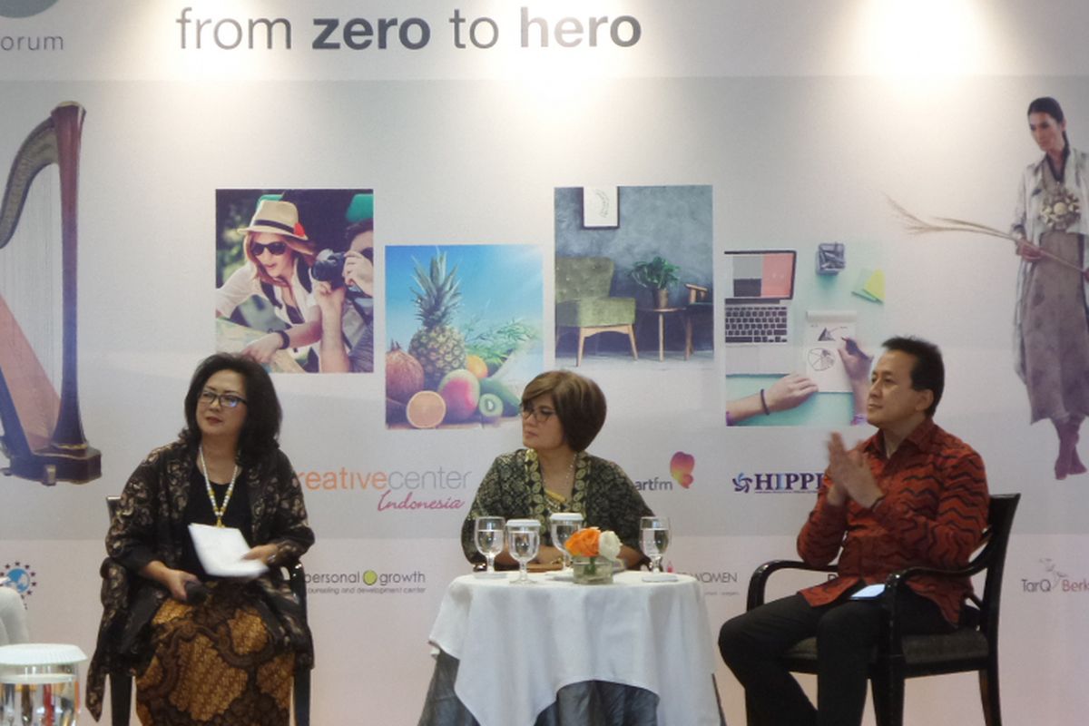 Founder and CEO of Creative Center Indonesia Uti Rahardjo, Pakar Ekonomi Aviliani dan Kepala Badan Ekonomi Kreatif Triawan Munaf  (dari kiri ke kanan) dalam acara creative biz forum di Hotel Mahakam, Jakarta Selatan, Jumat (2/2/2018).