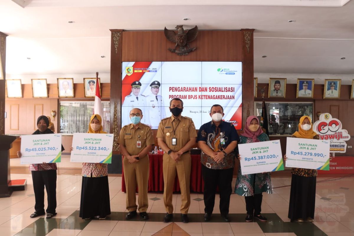Bupati Wonogiri Joko Sutopo berfoto bersama setelah menyerahkan secara simbolis dana jaminan kematian dari BPJS Ketenagakerjaan kepada ahli waris  di Pendopo Pemkab Wonogiri, Senin (20/6/2022).