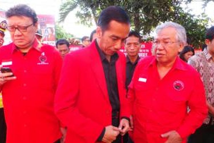 Sekjen PDI Perjuangan Tjahjo Kumolo, Gubernur DKI Jakarta Joko Widodo, dan politikus senior Panda Nababan (kiri-kanan) menghadiri perayaan HUT ke-41 PDI Perjuangan di Kantor DPP PDI Perjuangan, Lenteng Agung, Jakarta Selatan, Jumat (10/1/2014).