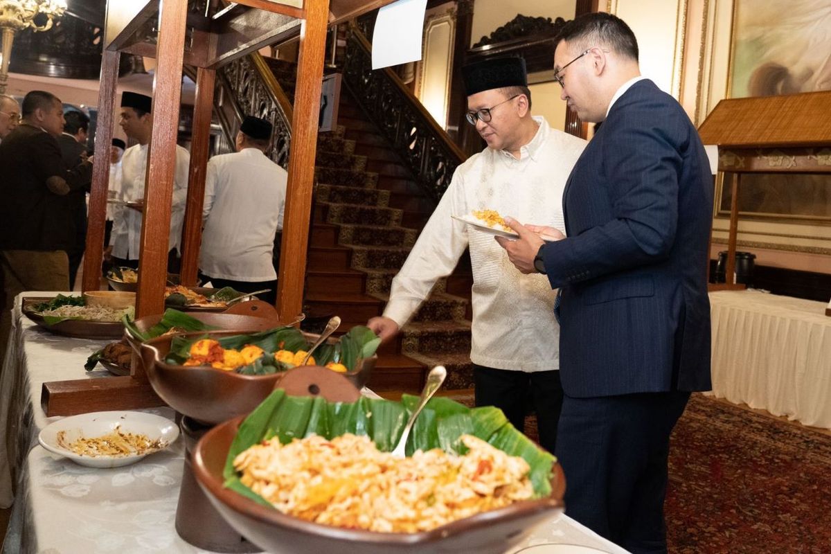 Salah satu unggulan perkenalan berbuka puasa ala Indonesia di Kedutaan Besar RI Washington DC, AS, 13 April 2023,  adalah kuliner khas Indonesia semisal kambing guling, ayam suwir bali, rendang, bakso, serta bubur sumsum.