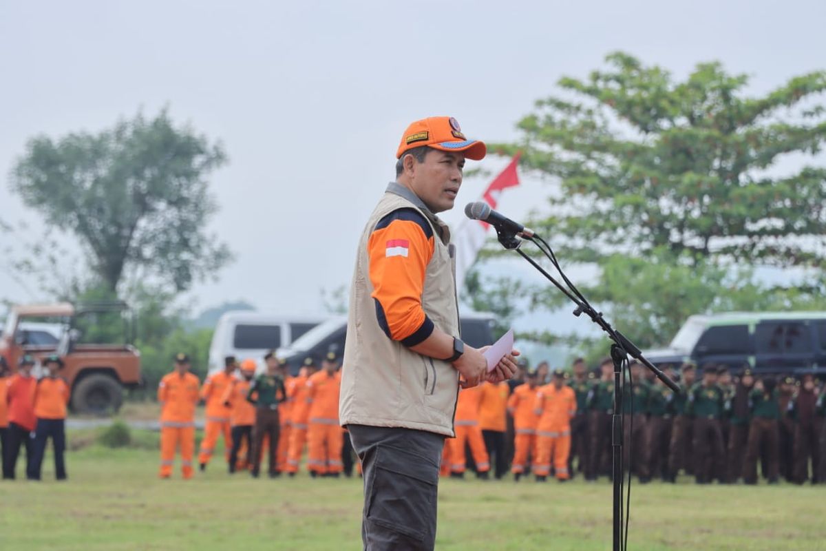 PIMPIN APEL?Menjelang peringatan Hari Jadi ke-282 Kabupaten Wonogiri, Bupati Wonogiri, Joko Sutopo mengapelkan 1.000 relawan bencana di lapangan Desa Jaten, Kecamatan Selogiri, Kabupaten Wonogiri, Jawa Tengah, Sabtu (6/5/2023). Apel 1.000 relawan bagian dari kesiapsiagaan para relawan membaktikan dirinya dalam penanganan bencana alam di wilayah Kabupaten Wonogiri.
