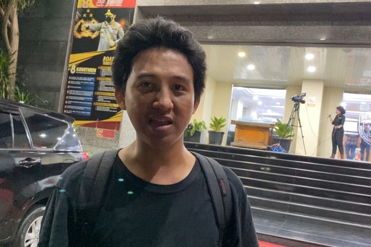 Asisten pengacara publik LBH Jakarta sekaligus anak penyanyi Machica Mochtar, Iqbal Ramadhan (28), saat ditemui di Polda Metro Jaya, Jumat (23/8/2024). 