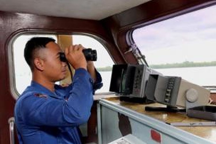 Polisi perairan memeriksa alat sebelum berangkat dalam operasi pencarian pesawat AirAsia QZ8501, di Pelabuhan Pangkal Pinang, Bangka Belitung, Senin (29/12/2014). Senin (29/12/2014). Pesawat AirAsia QZ8501 yang mengangkut 155 penumpang serta 7 awak, hilang kontak pada Minggu pagi, saat penerbangan dari Surabaya menuju Singapura.