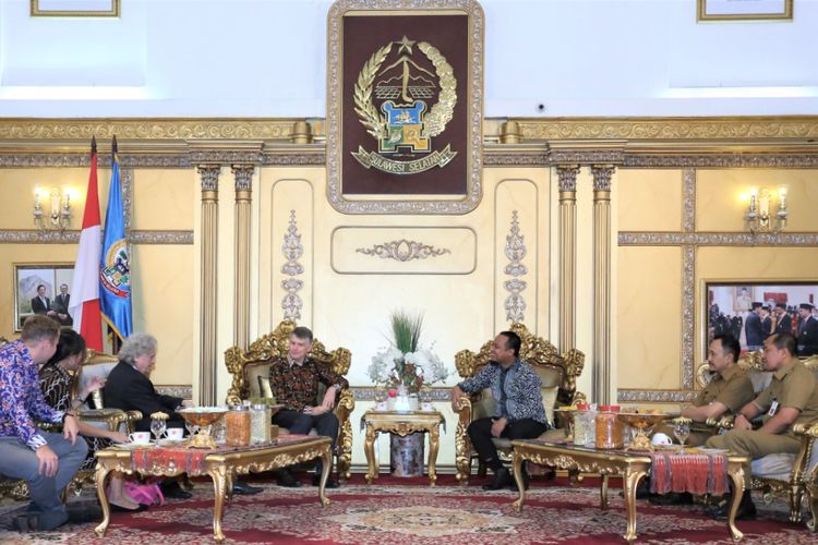 Kunjungan Kedutaan Inggris ke Makassar, di Ruang Lakipadada Rumah Jabatan Gubernur Sulses, Selasa (26/22/2019). 