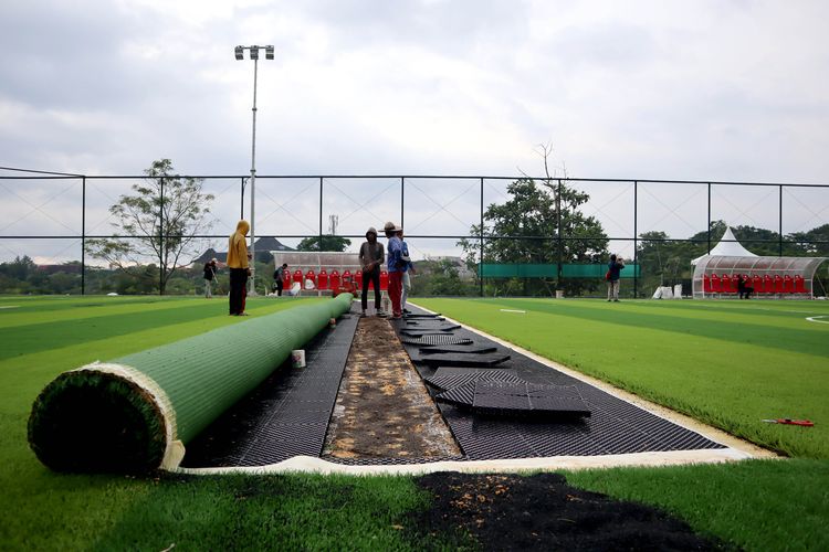 Seorang pekerja sedang mengerjakan rumput dari vietnam yang digunakan mini soccer, Maguwo Soccer Field dibangun untuk mendukung perkembangan sepak bola Indonesia yang di resmikan yang tarletak di Kecamatan Depok, Kabupaten Sleman, Yogyakarta, Selasa  (17/1/2023) sore. 