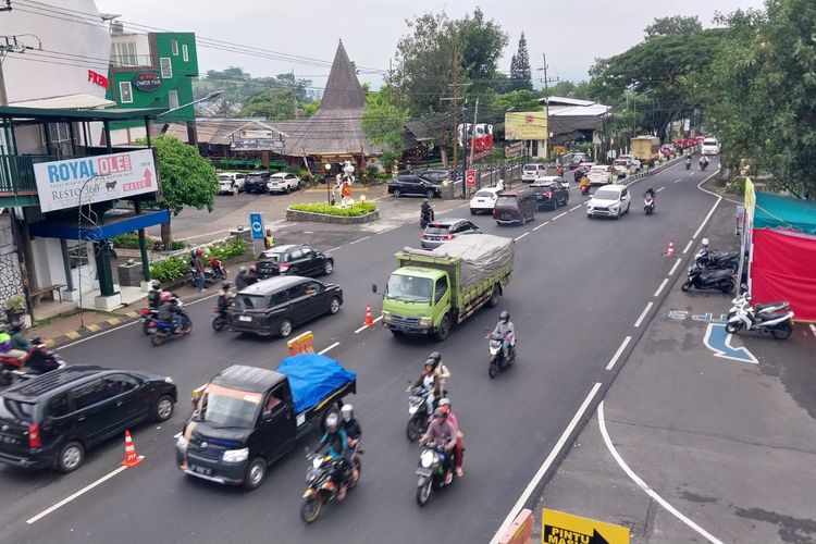Kondisi kepadatan kendaraan di Jalan Ir Soekarno, Kota Batu pada Sabtu (24/12/2022).  