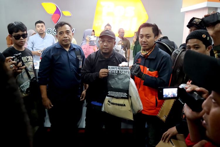 Perwakilan suporter Arema FC menyerahkan ratusan surat saat menggelar aksi kirim Surat dari Aremania untuk Presiden Jokowi Menuntut Usut Tuntas Tragedi Kanjuruhan di Kantor Pos Kota Malang, Kamis (17/11/2022) siang.