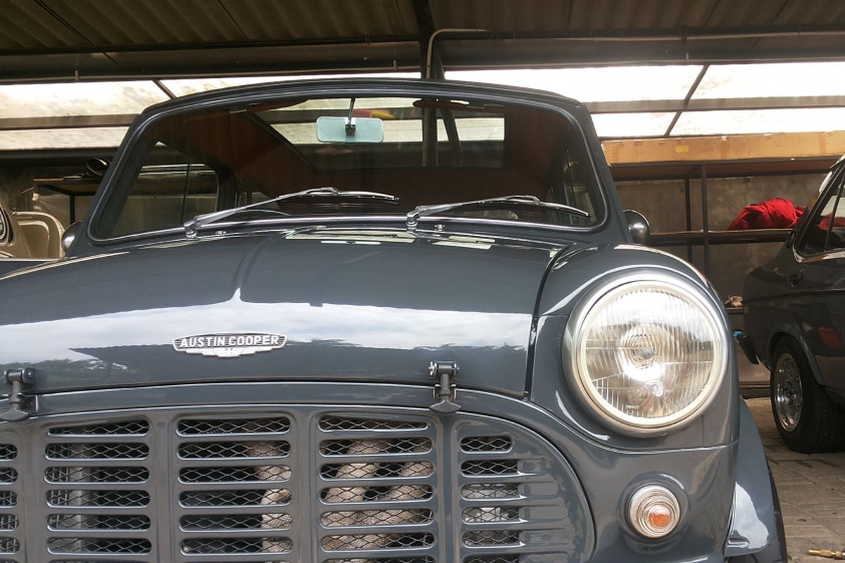 Mini lawas lansiran 1966 milik Herman Yusuf.