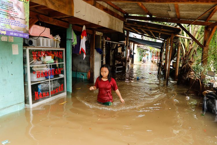Banjir melanda pemukiman penduduk di kawasan Karet Tengsin, Jakarta Pusat, Selasa (25/2/2020). Hujan yang mengguyur Jabodetabek pada Senin (24/2/2020) malam hingga Selasa (25/2/2020) pagi membuat sejumlah wilayah kebanjiran.