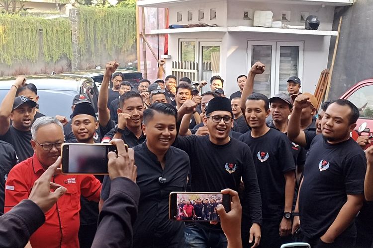 Sekretaris Damkar Kota Semarang, Ade Bhakti resmi mengambil formulir pendaftaran bakal calon kepala daerah di DPC PDI-P Kota Semarang, Jawa Tengah (Jateng). Jumat (10/5/2024). 