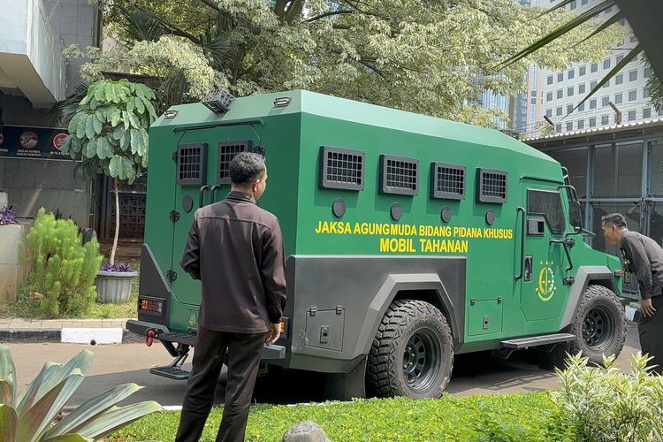 Jelang Pemeriksaan Febrie, Mobil Tahanan Kejagung Parkir di Rutan KPK