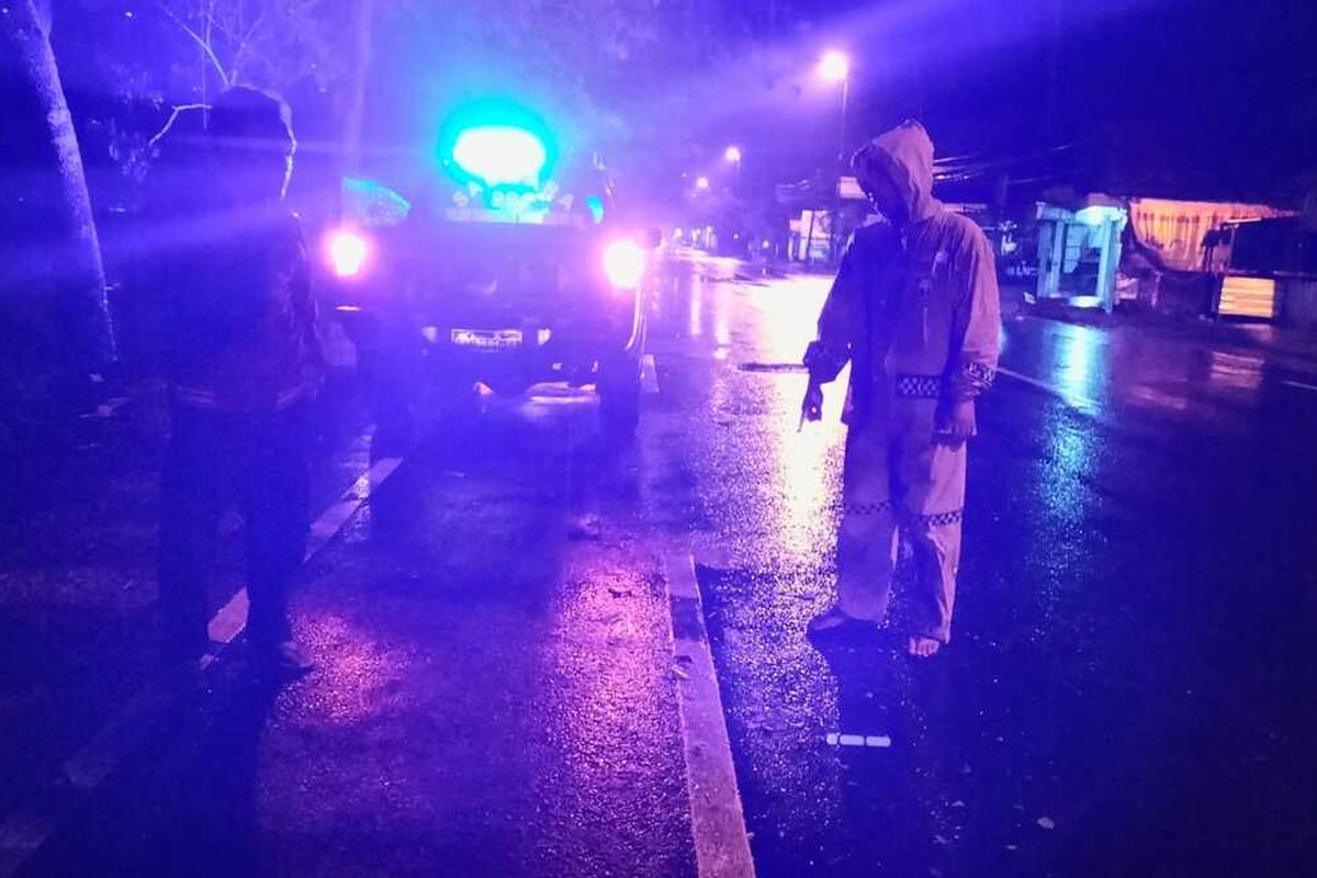 Petugas Satlantas Polres Bojonegoro melakukan olah kejadian kecelakaan yang menewaskan 4 orang akibat tertabrak bus penumpang jurusan Surabaya - Bojonegoro.