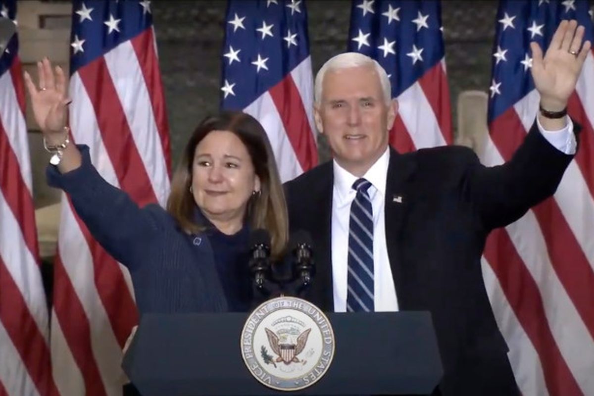 Wakil Presiden AS Mike Pence dan istrinya, Karen Pence, menyampaikan sambutan di Fort Drum, New York, AS.