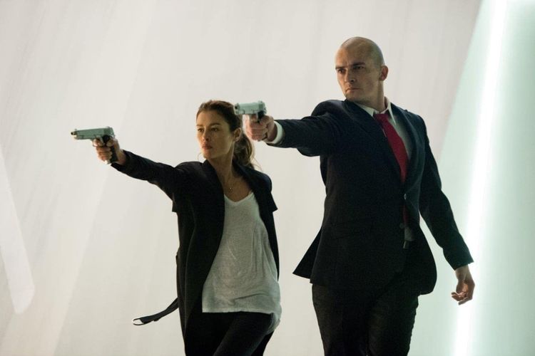 Rupert Friend dan Hannah Ware dalam film aksi Hitman: Agent 47 (2015).