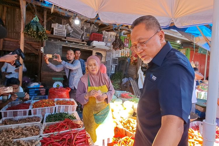 Menteri PerdaganganZulkifli Hasan saat meninjau Pasar Terong Makassar, Sulawesi Selatan (Sulsel) untuk memantau harga barang dan kebutuhan pokok, Rabu (3/5/2023) pagi.